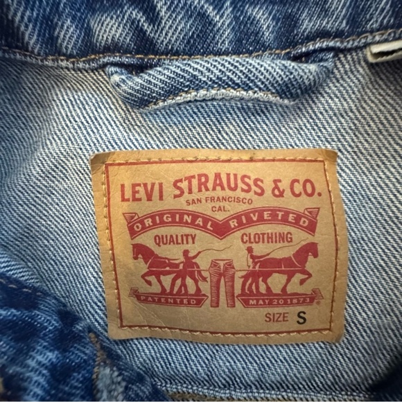 Levi's Classic Denim Jacket in Blue - Picture 2 of 5